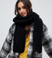 black chunky knitted scarf