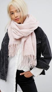 boucle knitted scarf with tassles in blush pink